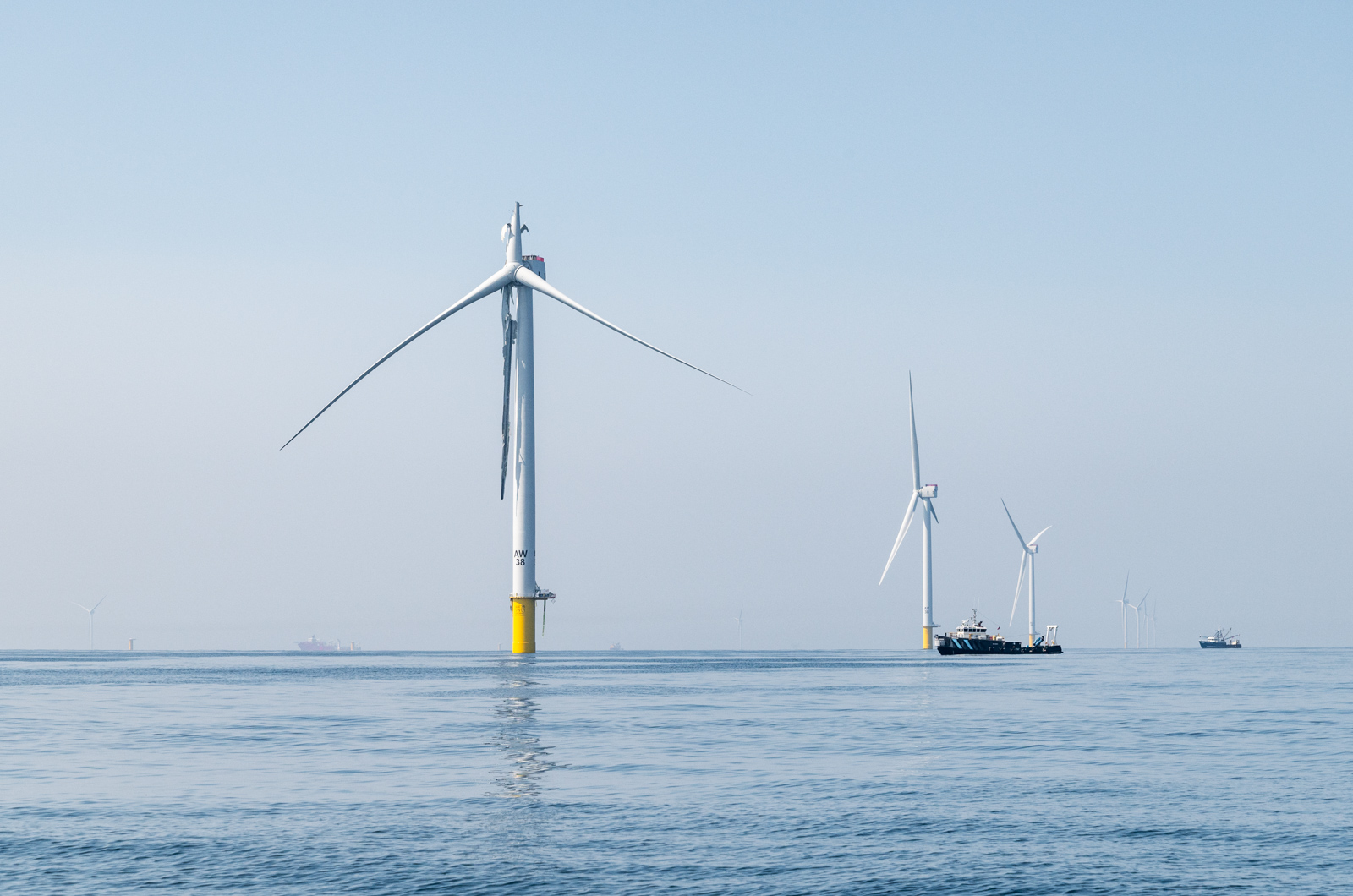 Broken blade on Vineyard Wind Turbine AW 38.