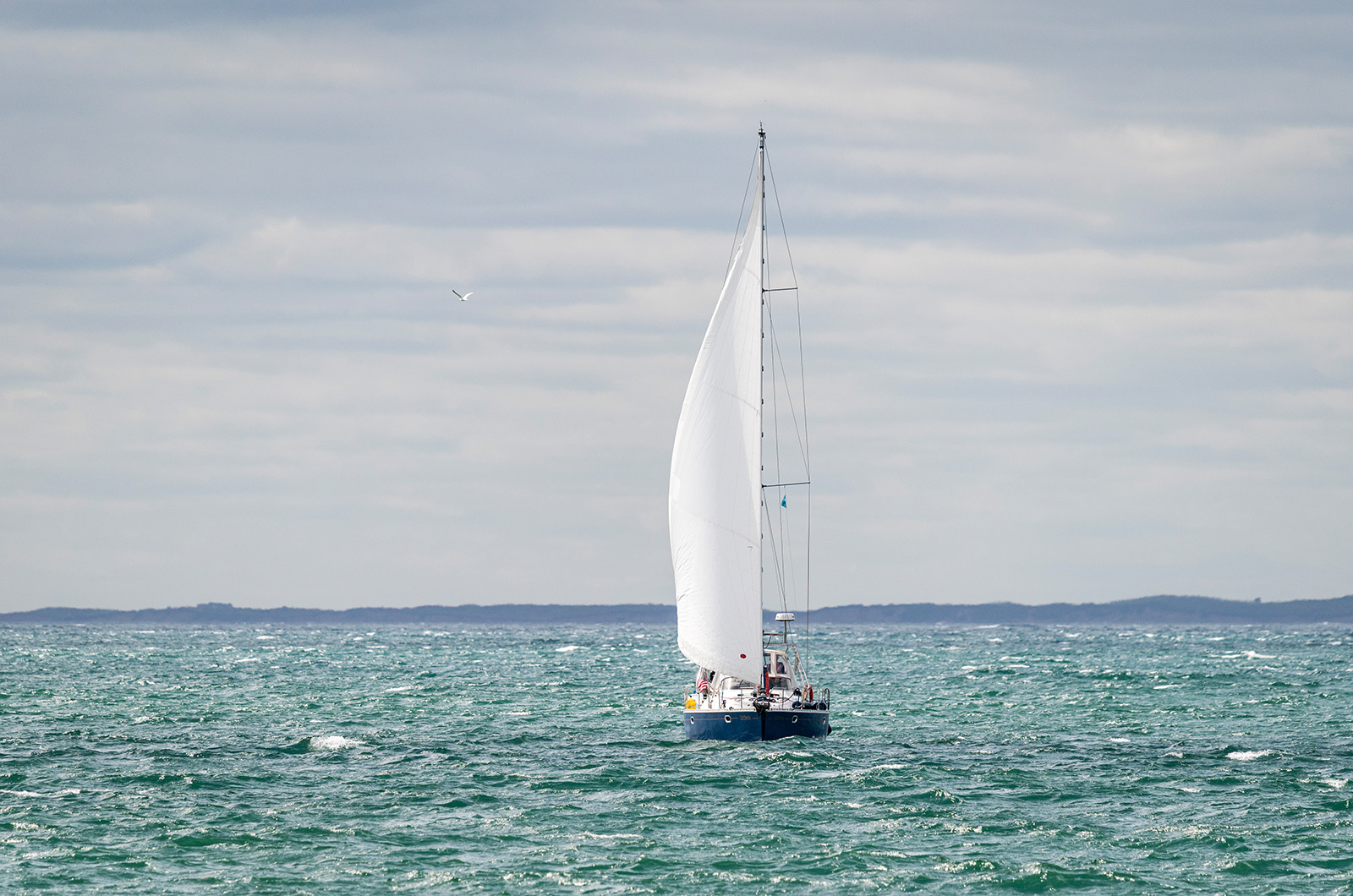 Lúthien sailing toward Menemsha harbor.