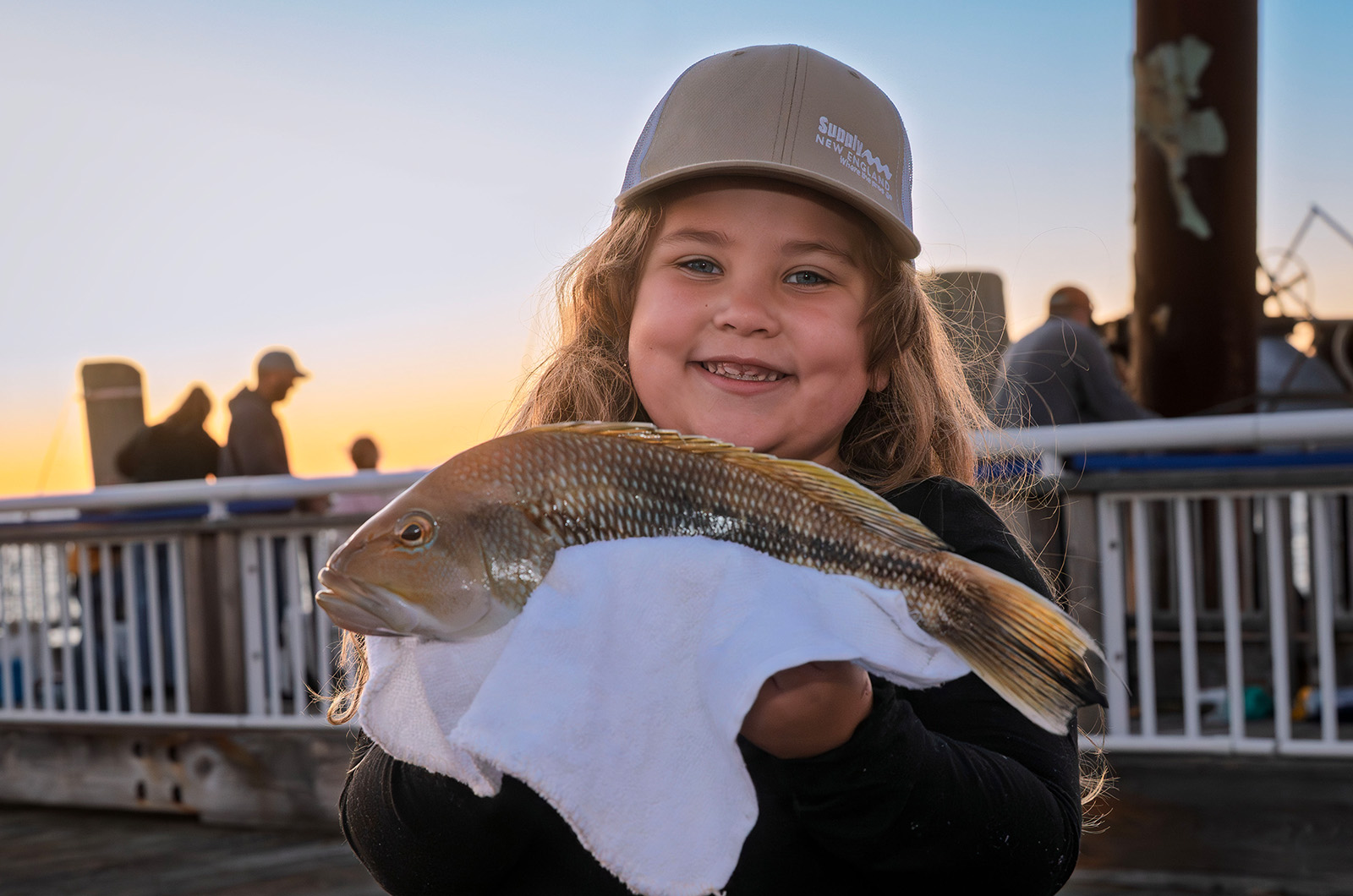 A towel to hold the fish reduces hand sliminess.