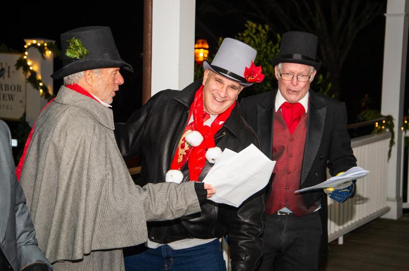 Carolers regale guests on The Harbor View Hotel porch.
