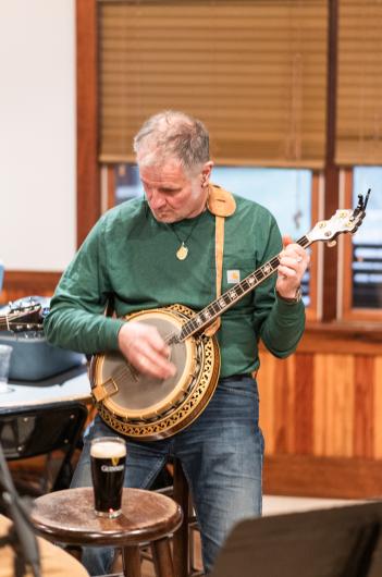 A banjo and a pint of Guinness make for a grand time.