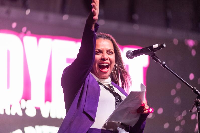 Pricila Vilaça gives a passionate speech.