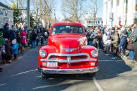 The red Vineyard Gazette truck makes its biannual parade appearance.