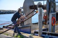 Matt and Todd Mayhew loading the net.