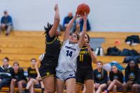 Allicia Guimarães takes a contested shot.